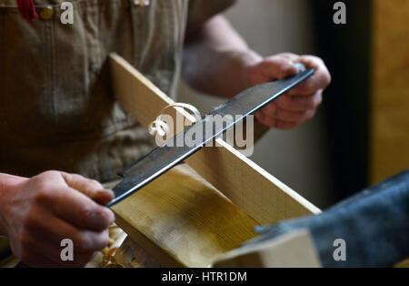 In officina di un ultimo tradizionale Sussex trug makers, Thomas Smith 's Trugs in Magham giù, East Sussex. Rob Tuppen e gli apprendisti. Foto Stock