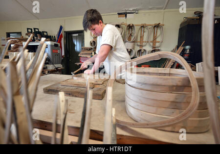 In officina di un ultimo tradizionale Sussex trug makers, Thomas Smith 's Trugs in Magham giù, East Sussex. Rob Tuppen e gli apprendisti. Foto Stock