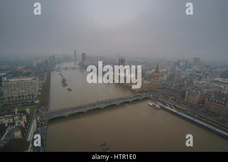 Panoramica vista aerea del Tamigi a Londra contro un cielo nuvoloso in una nebbia meteo. Londra, Regno Unito. Foto Stock