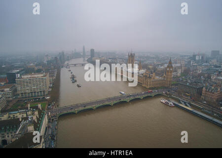 Panoramica vista aerea del Tamigi a Londra contro un cielo nuvoloso in una nebbia meteo. Londra, Regno Unito. Foto Stock