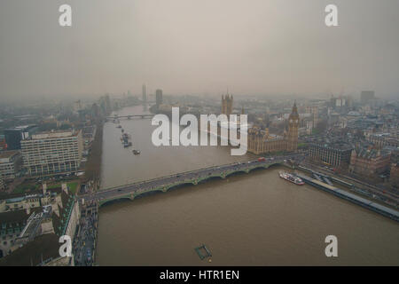 Panoramica vista aerea del Tamigi a Londra contro un cielo nuvoloso in una nebbia meteo. Londra, Regno Unito. Foto Stock