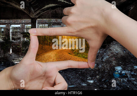 Dita creando una piazza rendendo la visione di immondizia e rovine girare per pulire la natura Foto Stock