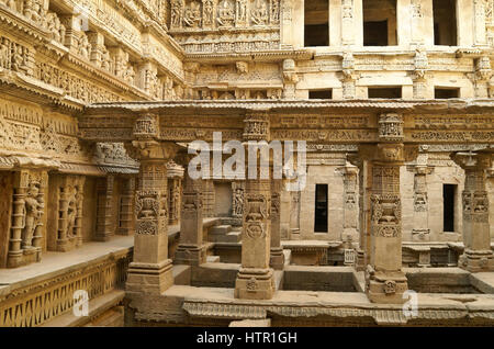 Riccamente intagliato colonne in pietra arenaria e mura di Rani-ki-Vav stepwell, Patan, Gujarat, India Foto Stock