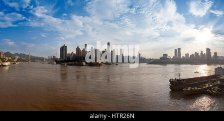 Chongqing Cina downtown skyline della città oltre il fiume Yangtze Foto Stock