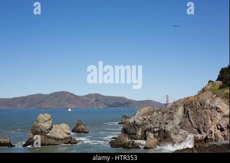 Uno scorcio del Golden Gate Bridge, dal Sutro bagni in San Francisco, CA, Stati Uniti d'America. Foto Stock