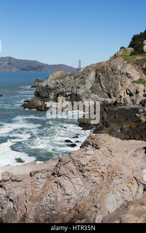 Una vista del Golden Gate Bridge dal Sutro bagni in San Francisco, CA, Stati Uniti d'America. Foto Stock