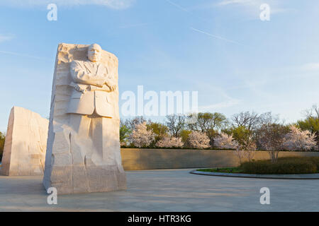 WASHINGTON DC, Stati Uniti d'America - 24 Marzo 2016: Martin Luther King Jr Memorial durante il Cherry Blossom Festival di Washington DC all'alba del 24 marzo 2016. Il mem Foto Stock