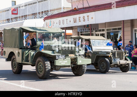Charters Towers - Aprile 25, 2016: fieri ex-combattenti ride in vecchi veicoli militari in Anzac Day parade di Charters Towers, Queensland, Australia Foto Stock