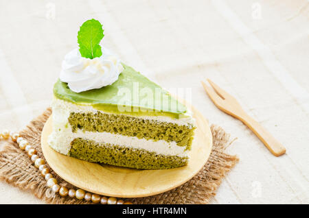 Giapponese di tè verde Matcha torta sulla tovaglia. Foto Stock