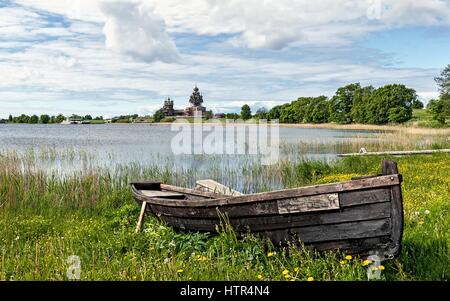 Barca sulla riva del lago riserva Museo Kizhi Foto Stock