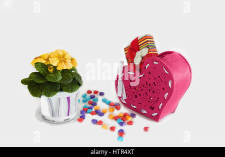 Cuori fatta di candy il giorno di San Valentino con cesto di rosso Foto Stock