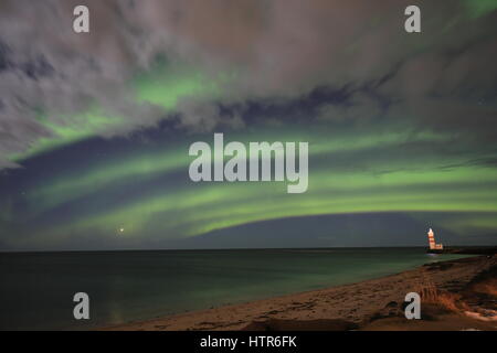 Aurora sopra il faro sulla Gardskagi, Keflavik, Islanda Foto Stock