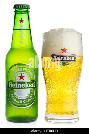 Bottiglia e bicchiere di Heineken birra Pilsener isolato su uno sfondo bianco Foto Stock
