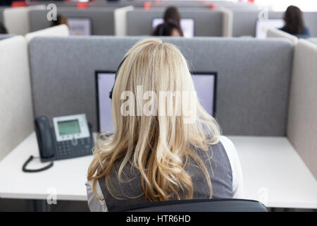 Donna che lavorano in call center Foto Stock