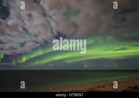 Aurora sopra il faro sulla Gardskagi, Keflavik, Islanda Foto Stock