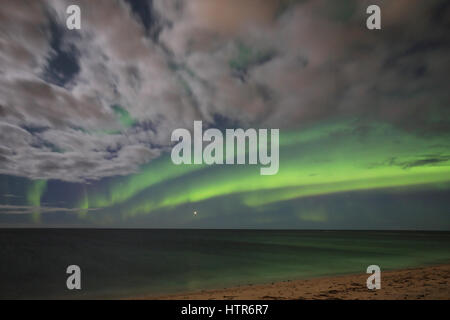 Aurora sopra il faro sulla Gardskagi, Keflavik, Islanda Foto Stock