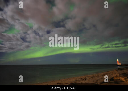 Aurora sopra il faro sulla Gardskagi, Keflavik, Islanda Foto Stock