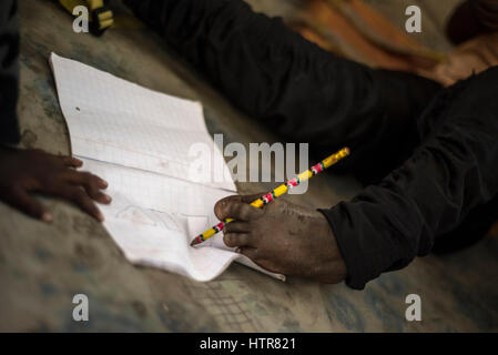 Una ragazza con la poliomielite malattia disegna forme geometriche con il suo piede a casa di felicità per i bambini con disabilità a Lusaka, nello Zambia. Home della felicità è un orfanotrofio centro fondato nel 2015 da Bernadetta Mindeo. Ci sono 62 i bambini nel centro, 25 di loro vivono nella casa di felicità in modo permanente. Venti volontari si prendono cura dei ragazzi e ragazze con diversi tipi di disabilità. La casa della felicità è situato in due camere edificio senza eventuali strutture. I volontari di preparare il cibo sul fuoco, lavare l'abbigliamento infantile al di fuori. Foto Stock