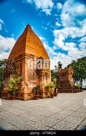 Le torri di Po Nagar vicino a Nha Trang in Vietnam. Torri furono costruite dalla civiltà Cham Foto Stock