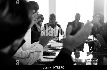 Diverse persone battendo le mani conferenza Foto Stock