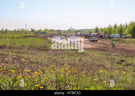 Sekiotovo, Ryazan, Russia - 9 maggio 2016: Polissaccaridi russo campionato di Coppa stadio, spettatori watch, driver ride vetture su strada Foto Stock