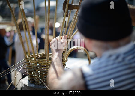 Un uomo fa tradizionale cornish willow Lobster Pot chiamato con pentole sulla banchina del porto di St Ives, Cornwall, Inghilterra, Regno Unito. Foto Stock