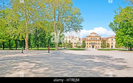 PARMA, Italia - 24 Aprile 2012: la passeggiata all'ombra degli alberi del Parco Ducale con la vista sul Palazzo Ducale, il 24 aprile a Parma. Foto Stock