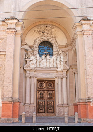 L'ingresso alla Basilica della Santissima Annunziata decorata con colonne, sculture e disegni sulla porta scolpito, Parma, Italia. Foto Stock