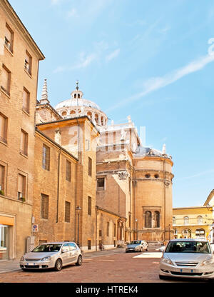 La cupola di Santa Maria della Steccata Basilica decorate con pietra bianca sculture sorge dietro le costruzioni in muratura, Parma, Italia. Foto Stock