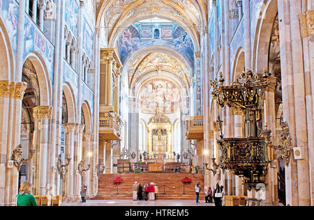 PARMA, Italia - 24 Aprile 2012: la sala da preghiera del Duomo con splendido affresco medioevale, lesene in marmo e decorazioni scolpite, su Aprile Foto Stock