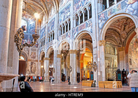 PARMA, Italia - 24 Aprile 2012: la navata centrale del Duomo decorata con pittoresco affresco raffigurante il Vecchio Testamento storie e caso di pas Foto Stock