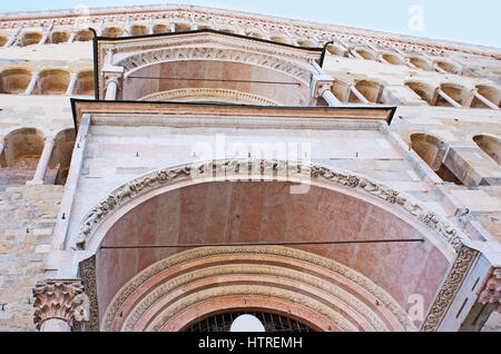 La facciata della Cattedrale dell Assunzione della Beata Vergine Maria, situato in Piazza del Duomo, decorata con bifore, rilievi scolpiti, flora Foto Stock