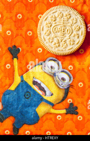 Golden Oreo biscotti sul tovagliolo con serventi - Minion giocoleria con Golden Oreo biscuit, sandwich biscotti con un aroma di vaniglia il riempimento Foto Stock