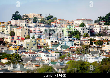 Soft tilt-shift effetto sul pendio di una collina affollata con case in una San Francisco quartiere. Foto Stock