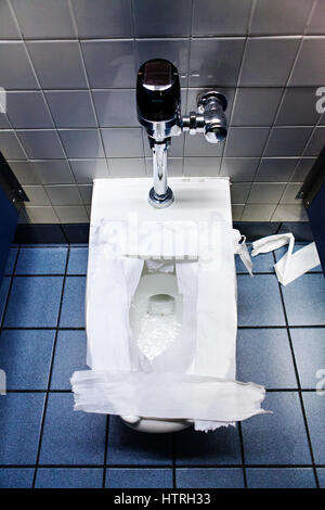 Wc pubblico sede coperta con carta. Foto Stock