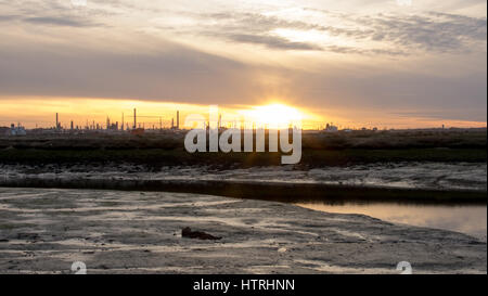 Sunset over Fawley raffineria di petrolio, Hampshire, Regno Unito Foto Stock