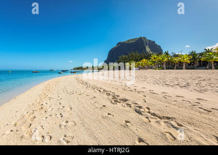 Le Morne, Mauritius - Dicembre 11, 2015: un ampio angolo di vista sul Le Morne Beach, una delle più belle spiagge di Mauritius. Le Morne Brabant in montagna Foto Stock