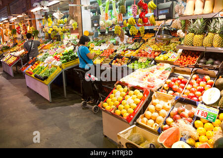 Le bancarelle del mercato interno mercato storico edificio in Triana, città di Siviglia, Spagna Foto Stock