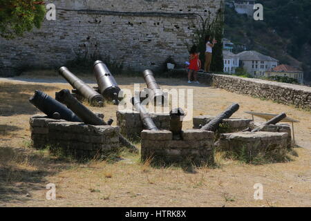 Il vecchio cannone di barili nel parco del castello a argirocastro nell'Albania meridionale. Foto Stock