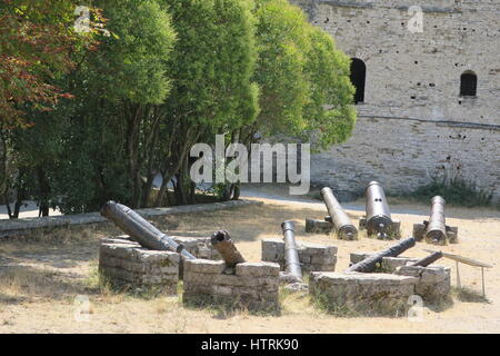 Il vecchio cannone di barili nel parco del castello a argirocastro nell'Albania meridionale. Foto Stock