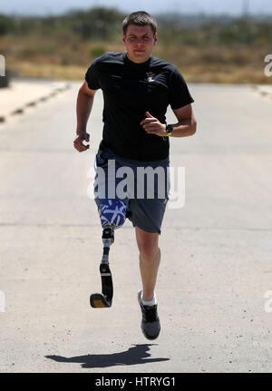 Non sottoscritto in precedenza foto datata 08/03/17 di Fusilier Sean Wiseman dal Royal Highland Fusiliers, 2° battaglione del reggimento reale della Scozia(2 SCOTS) che esercitano presso i reggimenti di base in Nanyuki, come essi prendono parte in esercizio segnalatori acustici Askari tempesta nel nord del Kenya. Foto Stock