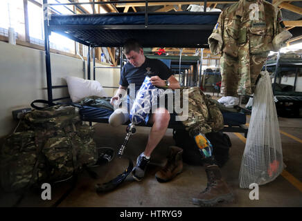 Fusilier Sean Wiseman dei Royal Highland Fusiliers, 2° Battaglione, Regiment reale di Scozia (2 SCOZZESI) che si preparano per una corsa alla base dei reggimenti di Nanyuki, mentre partecipano all'esercizio della tempesta di Askari nel nord del Kenya. 08/03/17 Foto Stock