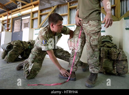 Fusilier Sean Wiseman dei Royal Highland Fusiliers, 2° Battaglione, il reggimento reale di Scozia (2 SCOZZESI) che lavora nel negozio del Quartermaster come misura Martin Wood privato per una nuova uniforme, come prendono parte all'esercizio di Askari Storm nel nord del Kenya. 08/03/17 Foto Stock