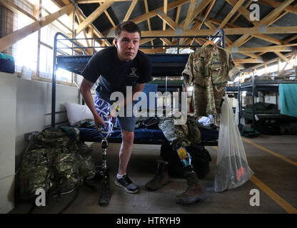 Non sottoscritto in precedenza foto datata 08/03/17 di Fusilier Sean Wiseman dal Royal Highland Fusiliers, 2° battaglione del reggimento reale della Scozia(2 SCOTS) preparando per una corsa presso i reggimenti di base in Nanyuki, come essi prendono parte in esercizio segnalatori acustici Askari tempesta nel nord del Kenya. Foto Stock