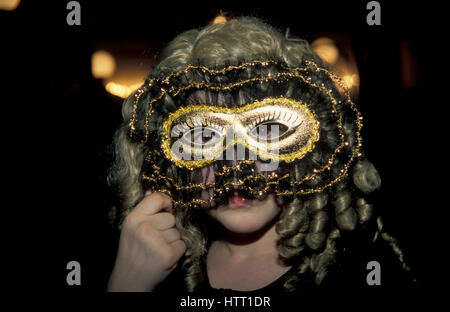 Ragazza di indossare una maschera nella sinagoga purim celebrazioni Stamford Hill nel nord di Londra Foto Stock