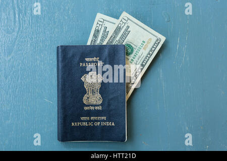 Close-up di passaporto indiano e american venti le fatture del dollaro su sfondo semplice Foto Stock