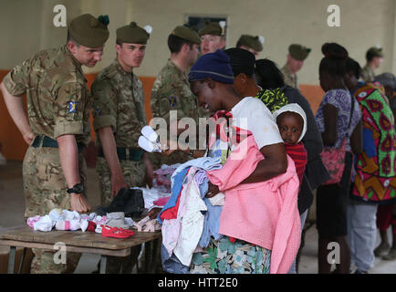 È sotto embargo per 0001 Mercoledì 15 marzo precedentemente non sottoscritto foto datata 07/03/17 di soldati distribuivano donato i vestiti per gli abitanti di un villaggio in una comunità hall di Nanyuki, nel nord del Kenya, come soldati dal 2° battaglione del reggimento reale della Scozia(2SCOTS), sono in zona e prendendo parte a esercitare segnalatori acustici Askari tempesta. Foto Stock