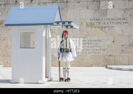 Athens, Grecia - 5 Marzo 2017: Evzonas vestita in un tradizionale esercito greco uniforme (Tsolias) la guardia al Milite Ignoto Tomp monumento Foto Stock