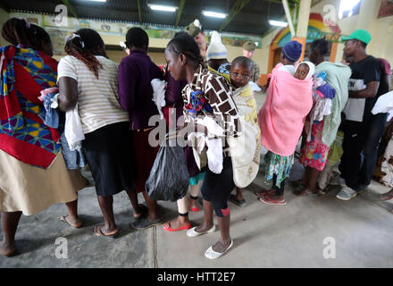 È sotto embargo per 0001 Mercoledì 15 marzo precedentemente non sottoscritto foto datata 07/03/17 di soldati distribuivano donato i vestiti per gli abitanti di un villaggio in una comunità hall di Nanyuki, nel nord del Kenya, come soldati dal 2° battaglione del reggimento reale della Scozia(2SCOTS), sono in zona e prendendo parte a esercitare segnalatori acustici Askari tempesta. Foto Stock