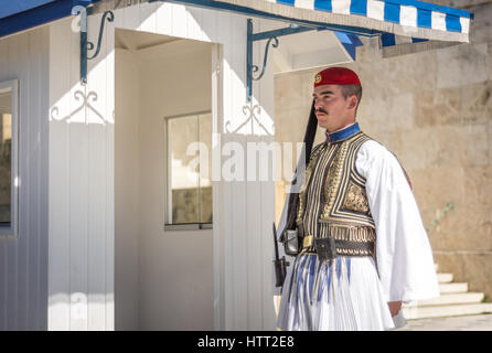 Athens, Grecia - 5 Marzo 2017: Evzonas vestita in un tradizionale esercito greco uniforme (Tsolias) la guardia al Milite Ignoto Tomp monumento Foto Stock